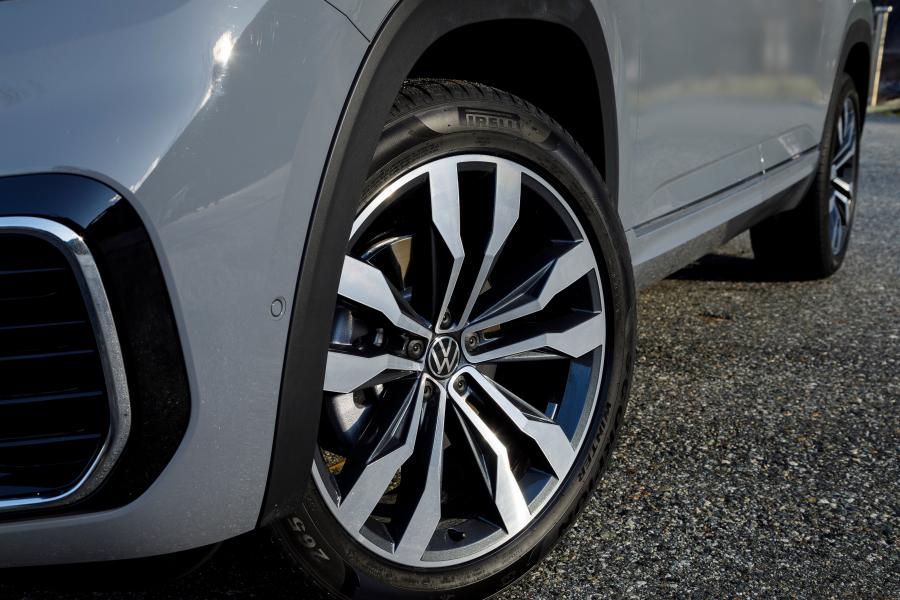 Колеса Volkswagen Atlas Cross Sport SEL R-Line 2020 года  (фото 39 из 43)